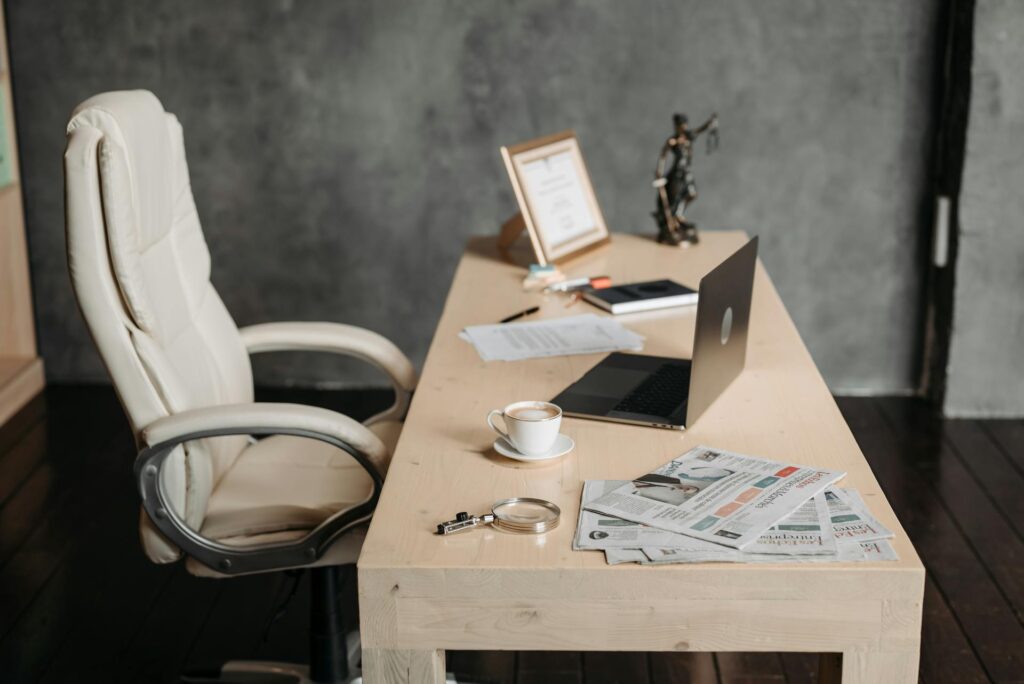 Chaise ergonomique blanche télétravail bureau contemporain
