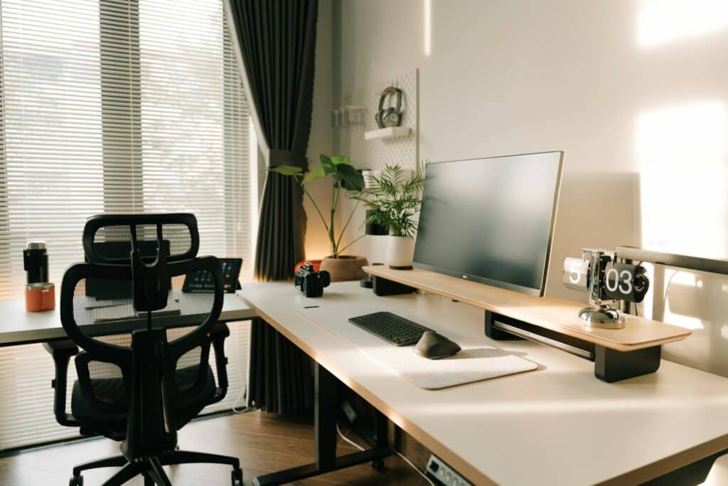 Chaise ergonomique devant un bureau lumineux avec grandes fenêtres