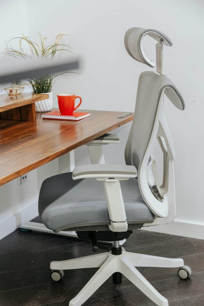 Chaises de bureau haut de gamme au design épuré autour d'un bureau moderne