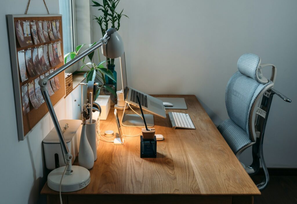 SIHOO M57 avis : chaise ergonomique en maille dans un bureau moderne