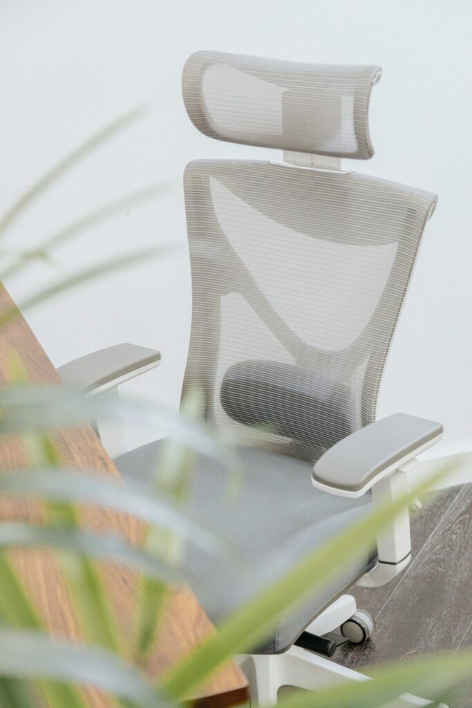 Chaise ergonomique avec soutien lombaire réglable et appui-tête, assise grise