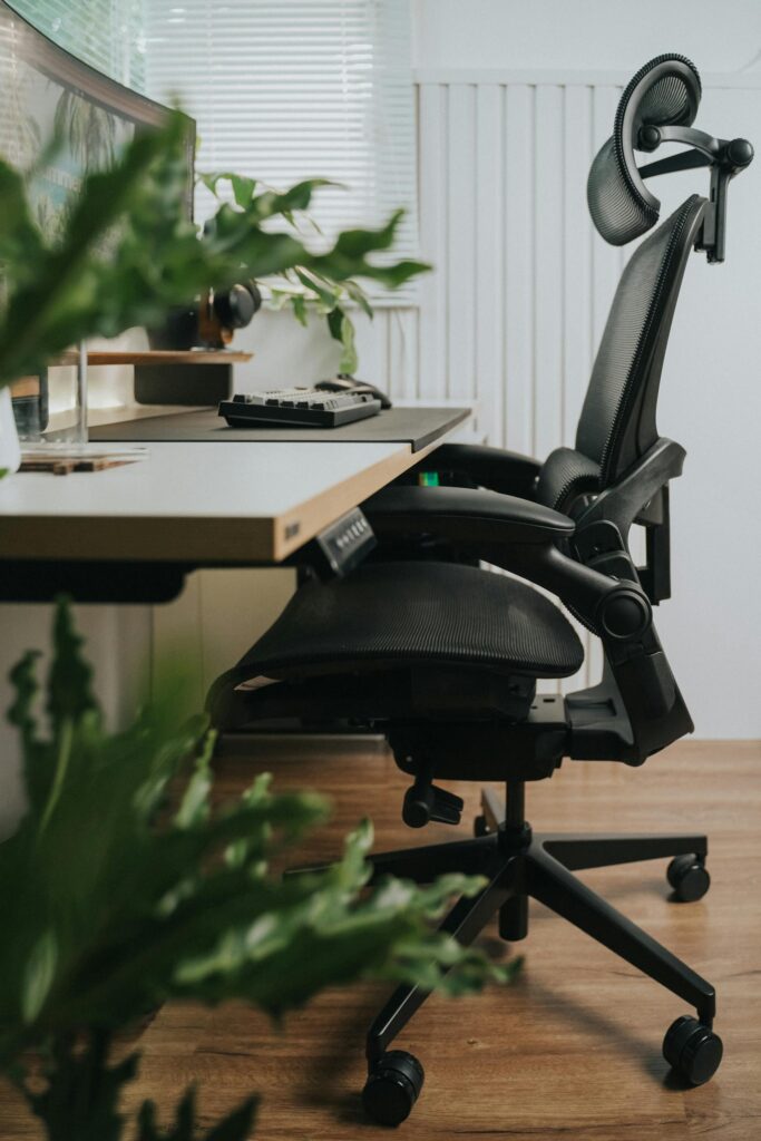 Chaise ergonomique pas chère noire profil soutien lombaire