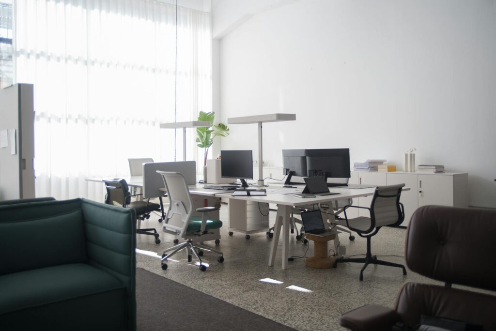 Open space lumineux avec plusieurs chaises de bureau, illustration du guide pour choisir une chaise ergonomique selon son budget
