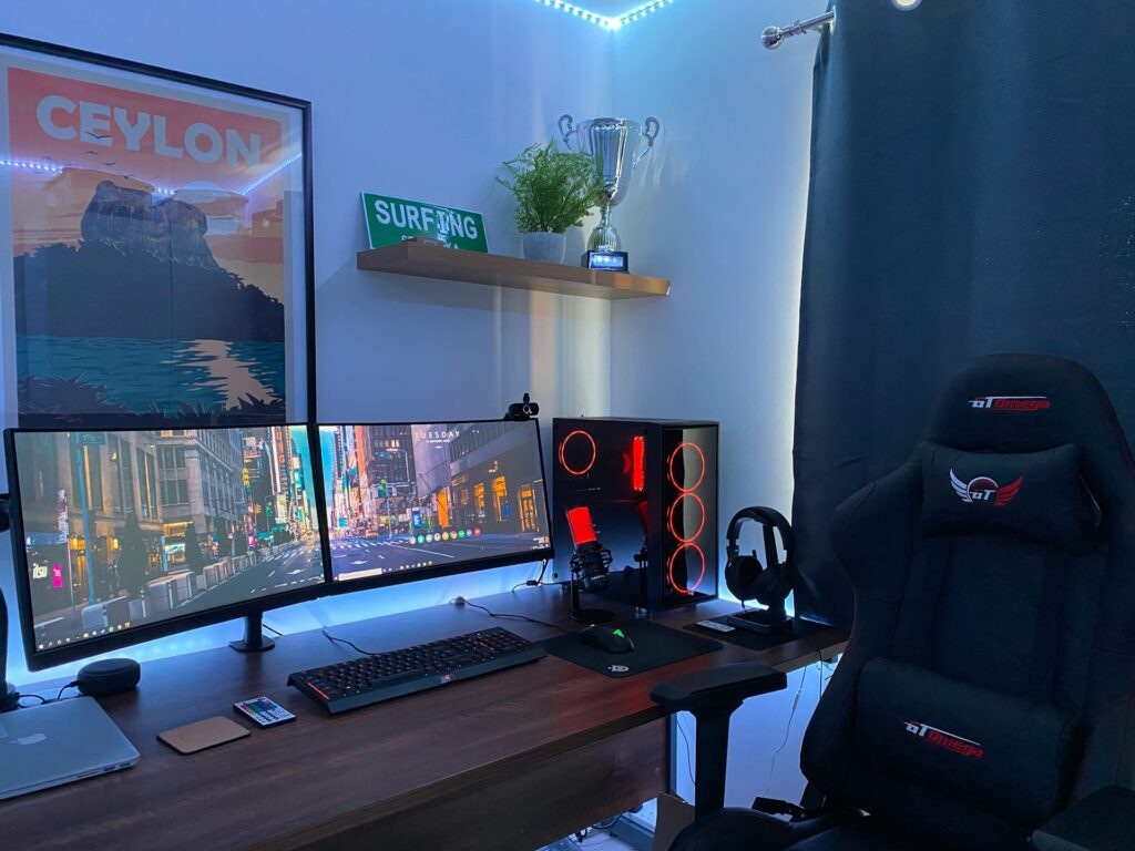 Setup gaming avec chaise ergonomique noire GT, double écran large et tour PC rétroéclairée